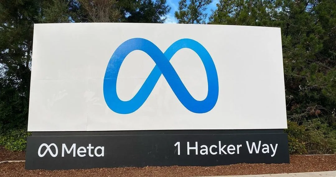 Znak głównej siedziby Meta Platforms na 1 Hacker Way w Stanach Zjednoczonych