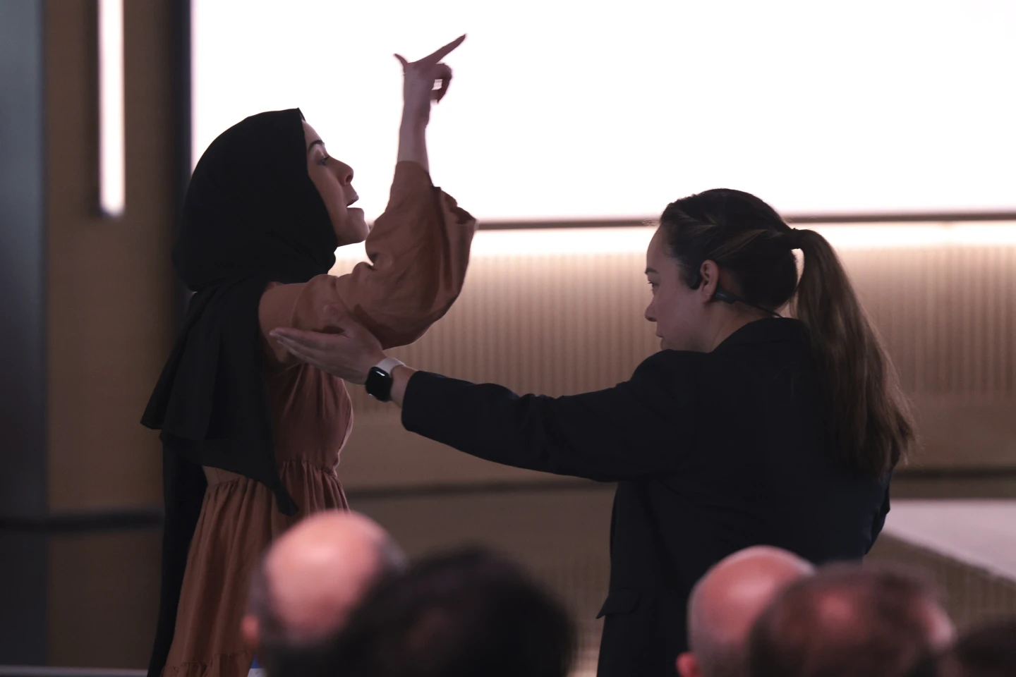 Wydarzenie z okazji 50. rocznicy założenia Microsoftu zostało zakłócone przez Ibtihal Aboussad, jedną z pracownic. „Robicie pieniądze na ludobójstwie w Strefie Gazy”