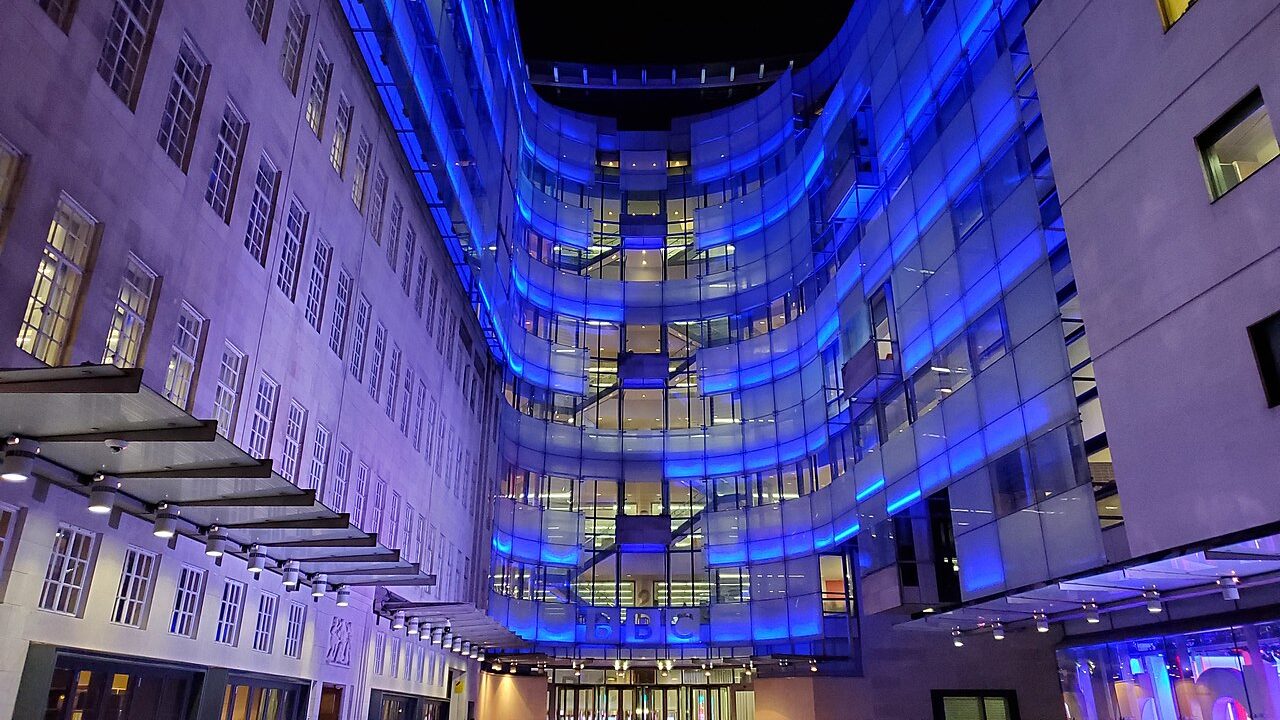 BBC zagroziło pozwaniem firmy Perplexity ze względu na niedozwolony sposób wykorzystywania zawartości przez czatbota Perplexity