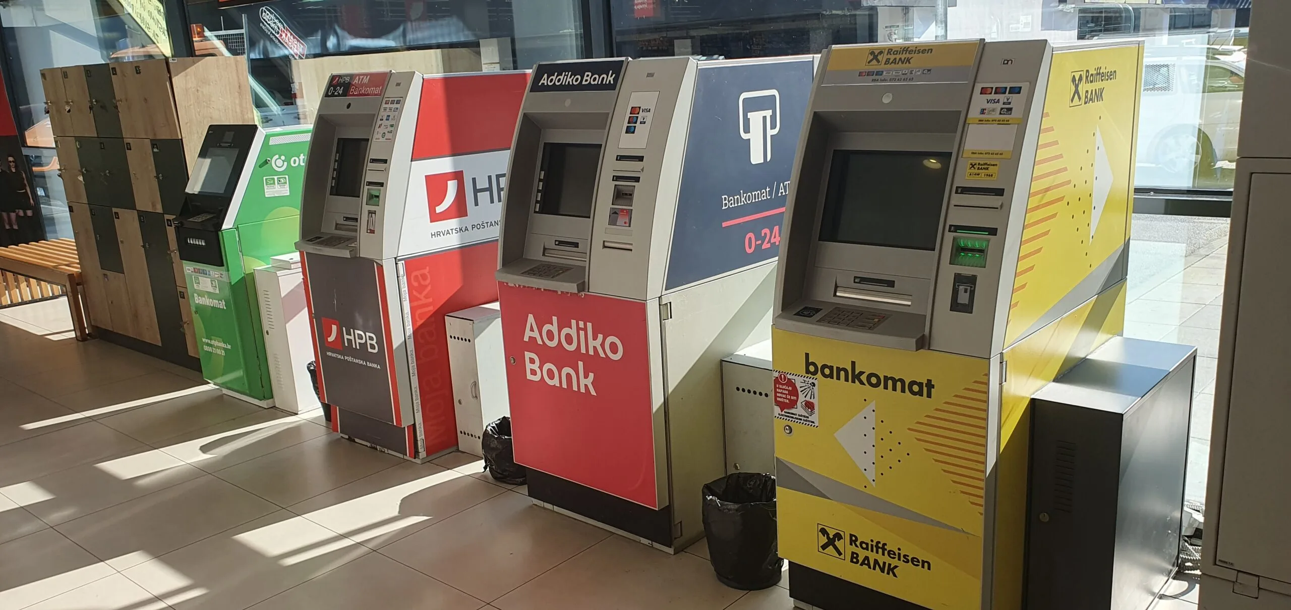 W województwach kujawsko-pomorskim i wielkopolskim odnotowano 120 nieuprawnionych wypłat w bankomatach z kont Santandera