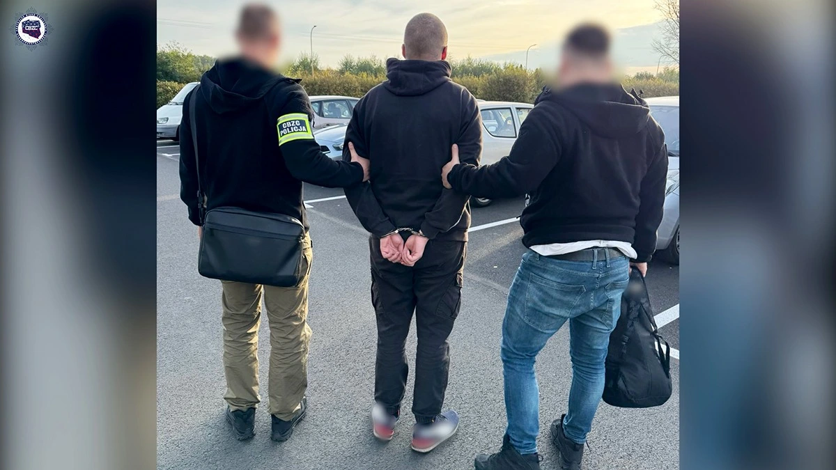 Podejrzany ujęty przez dwóch oficerów Centralnego Biura Zwalczania Cyberprzestępczości.