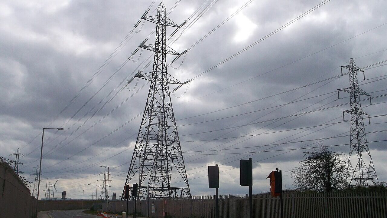 Słup wysokiego napięcia w Choats Road w Wielkiej Brytanii.