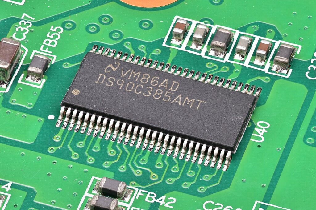 Półprzewodnik DS90C385A, wlutowany w płytę