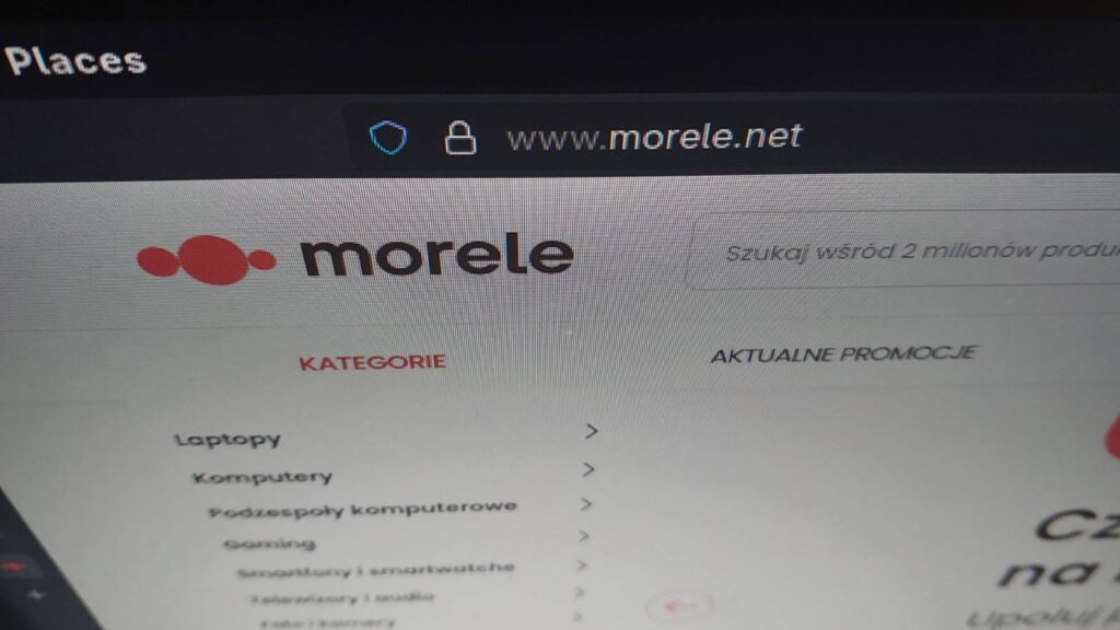Logotyp morele.net przedstawiony w przeglądarce, tuż poniżej pasku adresu, w który jest wpisane „morele.net”